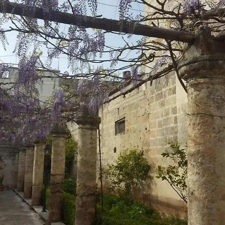 לינה וארוחת בוקר Sine Tempore 4*